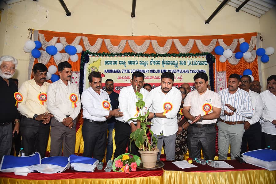 ನಂಜನಗೂಡಿನ ಗುರುಭವನದಲ್ಲಿ ತಾಲ್ಲೂಕು ಸರ್ಕಾರಿ ಮುಸ್ಲಿಂ ನೌಕರರ ಕ್ಷೇಮಾಭಿವೃದ್ಧಿ ಸಂಘವನ್ನು ಶಾಸಕ ದರ್ಶನ್ ಧ್ರುವನಾರಾಯಣ ಶನಿವಾರ ಉದ್ಘಾಟಿಸಿದರು