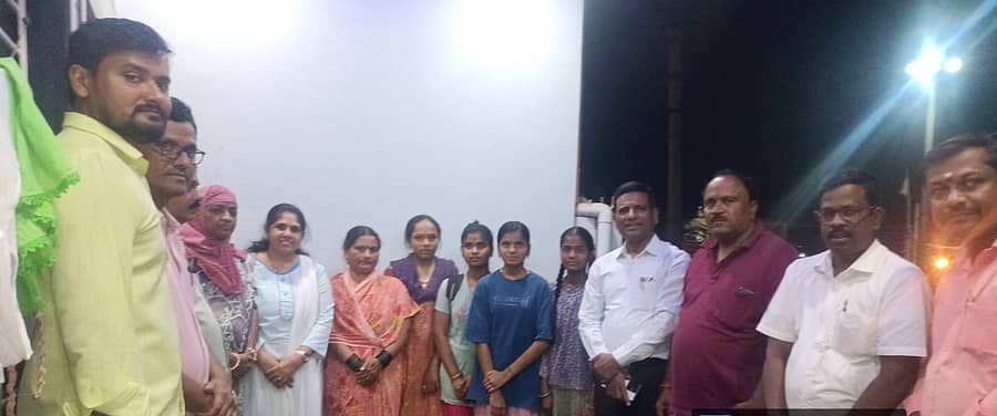 ಮಹಾಲಿಂಗಪುರದ ಸರ್ಕಾರಿ ಪ್ರೌಢಶಾಲೆಯ ಎಸ್‍ಎಸ್‍ಎಲ್‍ಸಿ ವಿದ್ಯಾರ್ಥಿಯ ಮನೆಗೆ  ಕ್ಷೇತ್ರ ಶಿಕ್ಷಣಾಧಿಕಾರಿ ಎಸ್.ಎಂ. ಮುಲ್ಲಾ ಈಚೆಗೆ ಭೇಟಿ ನೀಡಿದರು