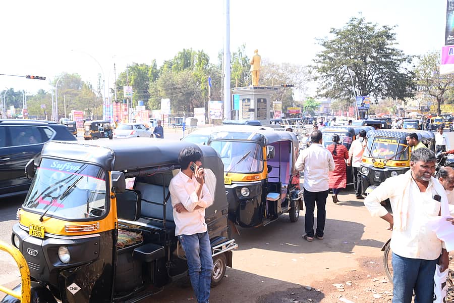 ಬೀದರ್‌ನ ಡಾ.ಬಿ.ಆರ್‌. ಅಂಬೇಡ್ಕರ್‌ ವೃತ್ತದ ರಸ್ತೆಯುದ್ದಕ್ಕೂ ಬೇಕಾಬಿಟ್ಟಿ ಆಟೋಗಳನ್ನು ನಿಲ್ಲಿಸಿರುವುದು