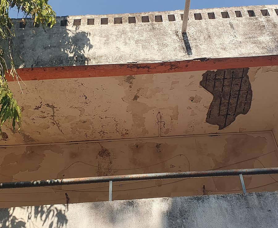 <div class="paragraphs"><p>ಧಾರವಾಡದ ಸಾಹಿತ್ಯ ಭವನ ಕಟ್ಟಡದ ಮಹಡಿಯ ಸೀಲಿಂಗ್‌ ಹಾಳಾಗಿದೆ</p></div>