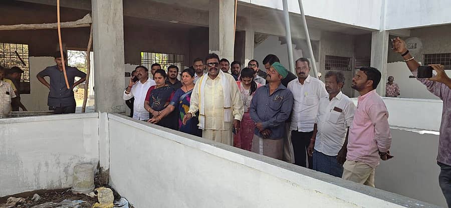 <div class="paragraphs"><p>ರಟ್ಟೀಹಳ್ಳಿ ಪಟ್ಟಣದಲ್ಲಿ ನಿರ್ಮಿಸುತ್ತಿರುವ ಪ್ರವಾಸಿಮಂದಿರವನ್ನು ಶನಿವಾರ ಮಾಜಿ ಸಚಿವ ಬಿ.ಸಿ. ಪಾಟೀಲ ವೀಕ್ಷಿಸಿದರು&nbsp;</p></div>