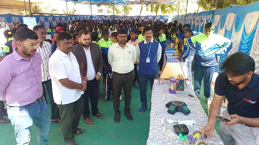 ಶಿಡ್ಲಘಟ್ಟದ ಶಾರದಾ ವಿದ್ಯಾಸಂಸ್ಥೆಯಲ್ಲಿ ಆಯೋಜಿಸಿದ್ದ ರೋಬೋಟಿಕ್ ವಸ್ತುಪ್ರದರ್ಶನ