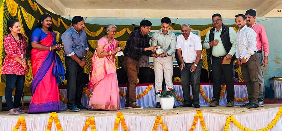 ಸುಂಟಿಕೊಪ್ಪದಲ್ಲಿ ನಡೆದ ರೈತರು, ಕಾಫಿ ಬೆಳೆಗಾರರಿಗೆ ನಡೆದ ಸಮಾಲೋಚನ ಕಾರ್ಯಾಗಾರವನ್ನು ತಾಲ್ಲೂಕು ಪಂಚಾಯಿತಿ ಇಒ ಪರಮೇಶ್ ಉದ್ಘಾಟಿಸಿದರು