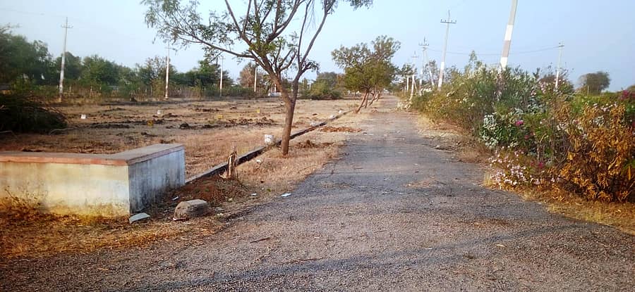 ಕುಷ್ಟಗಿ ಬಳಿಯ ಅನೂಪ್ ಶೆಟ್ಟಿ ಪೊಲೀಸ್ ಕಾಲೊನಿ ವಸತಿ ಬಡಾವಣೆಯಲ್ಲಿ ಶನಿವಾರ ಜೆಸಿಬಿ ಯಂತ್ರಗಳಿಂದ ಮುಳ್ಳುಕಂಟಿಗಳನ್ನು ತೆಗೆದ ನಂತರ ಕಂಡುಬಂದ ದೃಶ್ಯ