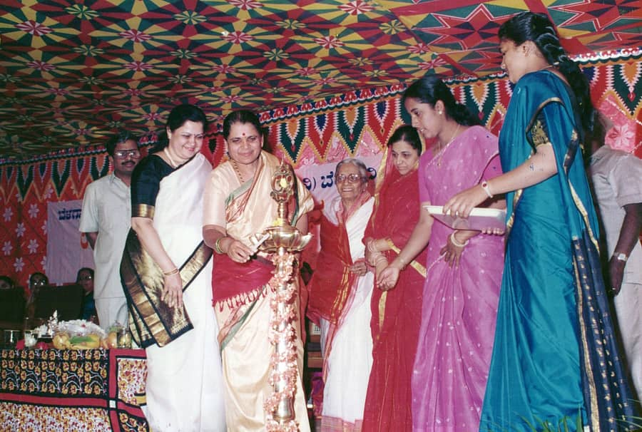 ಬೆಳಗಾವಿಯ ರಾಣಿ ಚನ್ನಮ್ಮ ಮಹಿಳಾ ಸಹಕಾರಿ ಬ್ಯಾಂಕ್ ಅನ್ನು 1997ರ ಫೆ.16ರಂದು ಸಚಿವರಾಗಿದ್ದ ಲೀಲಾವತಿ ಪ್ರಸಾದ ಉದ್ಘಾಟಿಸಿದ್ದ ಸಂದರ್ಭ