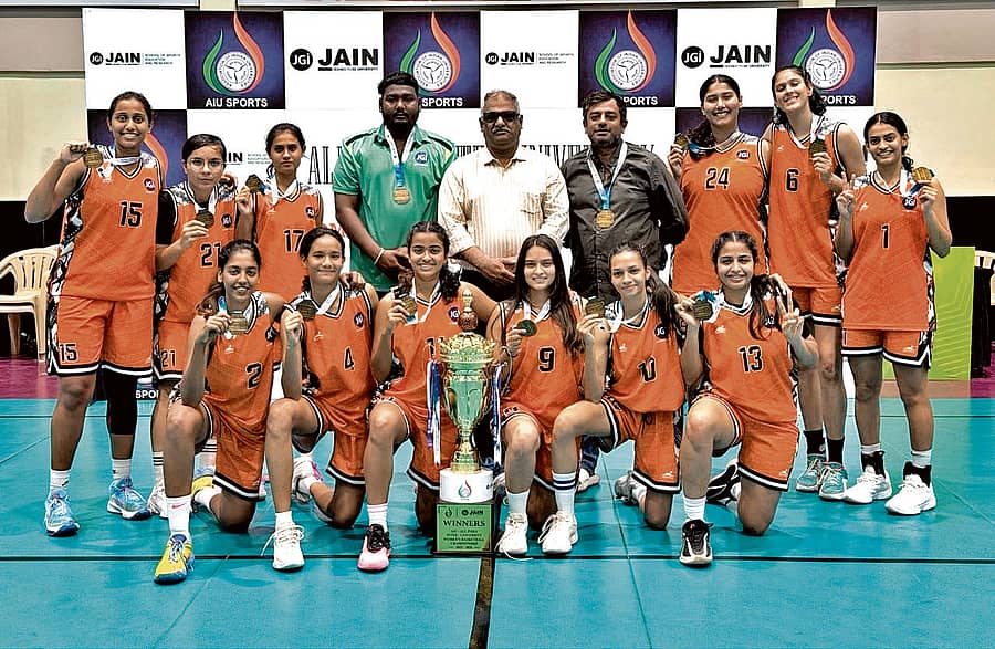 ಪ್ರಶಸ್ತಿ ವಿಜೇತ ಜೈನ್‌ ವಿಶ್ವವಿದ್ಯಾಲಯ ತಂಡ. (ಎಡದಿಂದ) ನಿಂತಿರುವವರು: ಆದ್ಯಾ ಗೌಡ, ಅಂಜು, ಖುಷಿ, ಲೋಕೇಶ್‌ (ಮ್ಯಾನೇಜರ್‌), ಯು.ವಿ. ಶಂಕರ್‌ (ಜೈನ್‌ ವಿ.ವಿ ಕ್ರೀಡಾ ನಿರ್ದೇಶಕ), ಪುನೀತ್‌ ಸುರೇಶ್‌ (ಕೋಚ್‌), ಸಹನಾ, ನೇತ್ರಾ ಹಾಗೂ ಸಿಯಾ ದಿಯೊಧಾರ್‌. ಕುಳಿತಿರುವವರು: ಆಶ್ಮಿತಾ, ಮೋನಾ, ಸುಷ್ಮಿತಾ, ನವೊಮಿ, ಹರ್ಷಿತಾ ಹಾಗೂ ಧರಾ