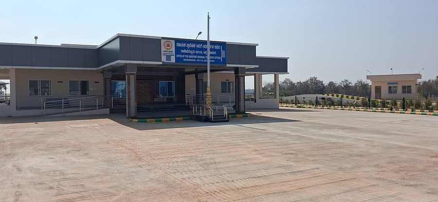 ರಾಣೆಬೆನ್ನೂರಿನ ಹುಣಸೀಕಟ್ಟಿ ರಸ್ತೆಯಲ್ಲಿ ನೂತನವಾಗಿ ನಿರ್ಮಿಸಿದ ಸಹಾಯಕ ಪ್ರಾದೇಶಿಕ ಸಾರಿಗೆ ಅಧಿಕಾರಿಗಳ ಕಚೇರಿ ಹೊರ ನೋಟ.