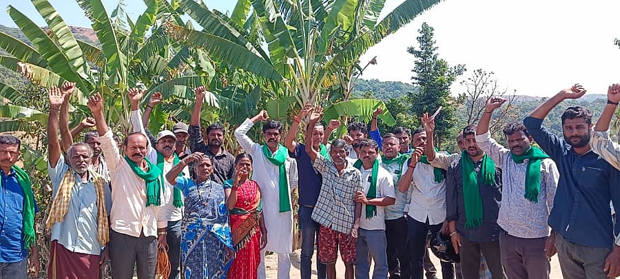 ಎಡಮನೆ ಗ್ರಾಮದಲ್ಲಿ ರೈತ ಸಂಘದಿಂದ ಗ್ರಾಮ ವಾಸ್ತವ್ಯದಲ್ಲಿ ರೈತ ಸಂಘದ ಜಿಲ್ಲಾ ಘಟಕದ ಅಧ್ಯಕ್ಷ ದಿನೇಶ್ ಶಿರವಾಳ ಮಾತನಾಡಿದರು.