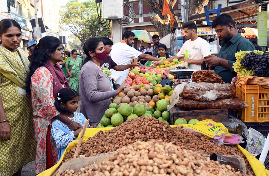 <div class="paragraphs"><p>ದಾವಣಗೆರೆಯಲ್ಲಿ ಗ್ರಾಹಕರು ಶನಿವಾರ&nbsp;ಹಣ್ಣುಗಳನ್ನು ಖರೀದಿಸಿದರು </p></div>