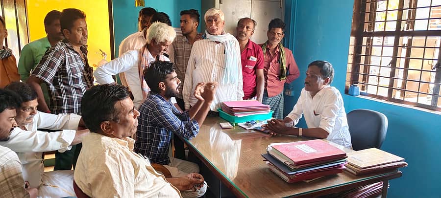 ಹೊಳೆಹೊನ್ನೂರಿನ ಸಮೀಪದ ಆನವೇರಿ ಮೆಸ್ಕಾಂನಲ್ಲಿ ಜಿ.ಇ. ಹಾಲೇಶ್ ನಾಯ್ಕ ರವರನ್ನು ರೈತರು ತರಾಟೆ ತೆಗೆದುಕೊಂಡರು.