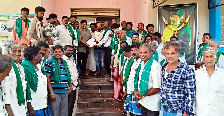 ಚನ್ನಪಟ್ಟಣ ತಾಲ್ಲೂಕಿನ ಕೋಡಂಬಹಳ್ಳಿಯಲ್ಲಿ ರಾಜ್ಯ ರೈತಸಂಘದ ಪದಾಧಿಕಾರಿಗಳು ವಿದ್ಯುತ್ ಸಮಸ್ಯೆ ಶೀಘ್ರ ಪರಿಹರಿಸುವಂತೆ ಒತ್ತಾಯಿಸಿ ಬೆಸ್ಕಾಂ ಅಧಿಕಾರಿಗೆ ಮನವಿ ಪತ್ರ ಸಲ್ಲಿಸಿದರು