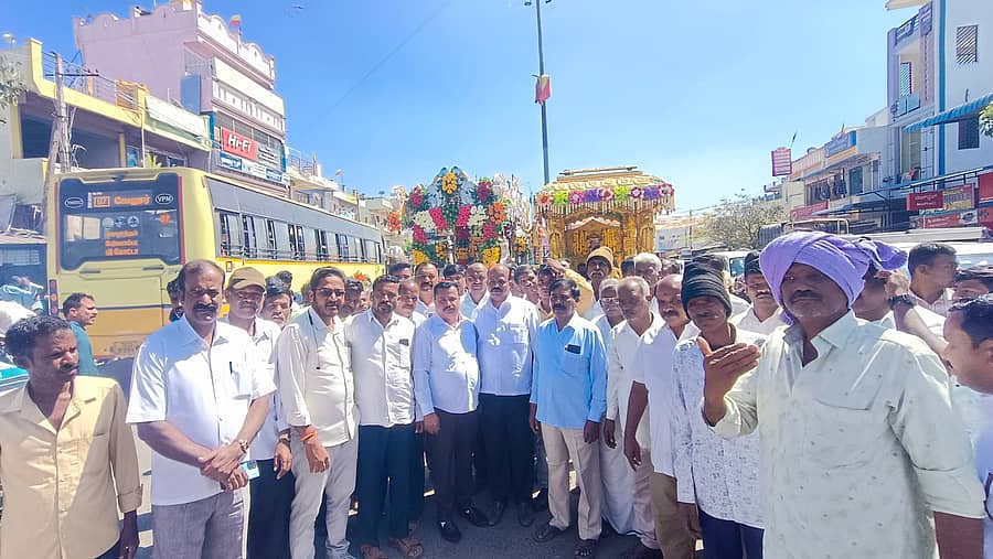 ಬೇತಮಂಗಲ ಗ್ರಾಮದ ಬಸ್ ನಿಲ್ದಾಣದ ಅಂಬೇಡ್ಕರ್ ಪ್ರತಿಮೆಗೆ ಭೋವಿ ಸಮುದಾಯದ ಮುಖಂಡರು ಮಾಲಾರ್ಪಣೆ ಮಾಡಿ ಪುಪ್ಪ ಪಲ್ಲಕ್ಕಿಗಳ ಮೆರವಣಿಗೆಗೆ ಚಾಲನೆ ನೀಡಲಾಯಿತು