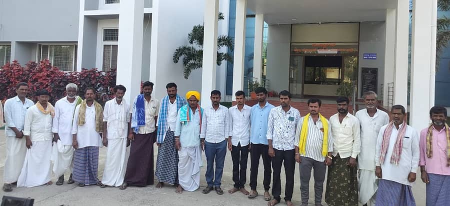 ಹುಣಸಗಿ ತಾಲ್ಲೂಕಿನ ಭತ್ತ ಬೆಳೆಗಾರರು ಶನಿವಾರ ಎಸ್‌ಪಿ ಕಚೇರಿಗೆ ಭೇಟಿ ನೀಡಿ ಹೊರ ಬಂದರು