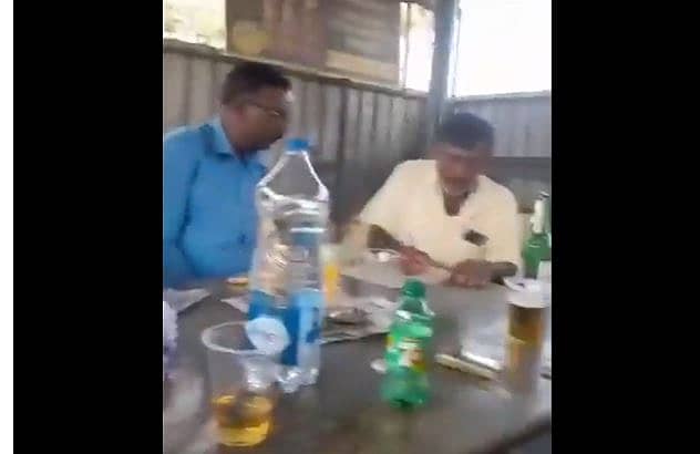 <div class="paragraphs"><p>ಬೆಸ್ಕಾಂ ಸಿಬ್ಬಂದಿ ಕಡತ ಪರಿಶೀಲಿಸುತ್ತ ಮದ್ಯ ಸೇವನೆ</p></div>