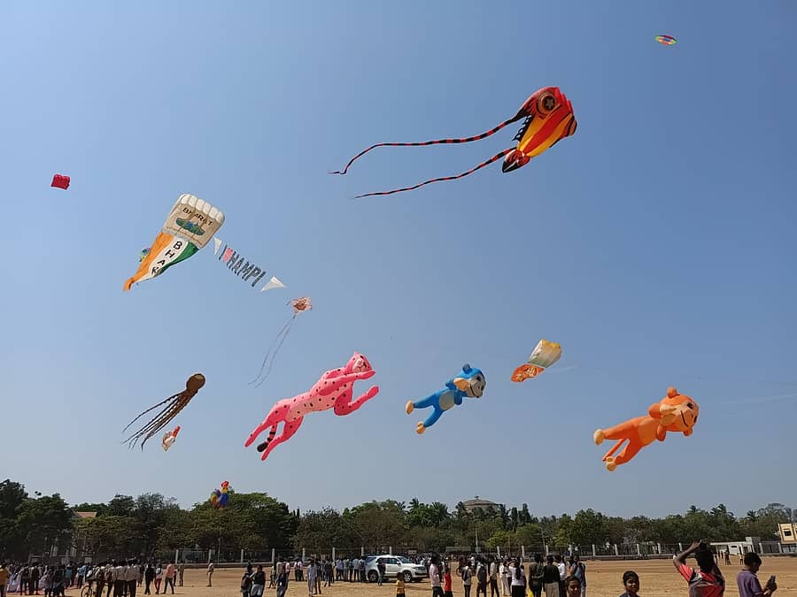 <div class="paragraphs"><p>ಹೊಸಪೇಟೆಯಲ್ಲಿ ಶನಿವಾರ ಹಂಪಿ ಉತ್ಸವದ ಪ್ರಯುಕ್ತ ನಡೆದ ಗಾಳಿಪಟ ಉತ್ಸವದಲ್ಲಿ ಹತ್ತಾರು ಚಿತ್ತಾಕರ್ಷಕ ಪಟಗಳು ಬಾನಿನಲ್ಲಿ ತೇಲಿ ಮನರಂಜನೆ ನೀಡಿದವು&nbsp; </p></div>