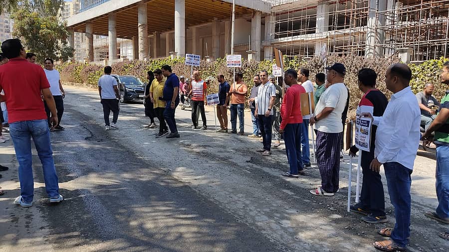 ಆನೇಕಲ್‌ ತಾಲ್ಲೂಕಿನ ಹುಲಿಮಂಗಲ ಗ್ರಾಮ ಪಂಚಾಯಿತಿ ವ್ಯಾಪ್ತಿಯ ಸಂಪರ್ಕ ರಸ್ತೆಗಳಲ್ಲಿ ಗುಂಡಿಗಳು ಬಿದ್ದಿದ್ದು ರಸ್ತೆಯನ್ನು ಅಭಿವೃದ್ಧಿ ಪಡಿಸಬೇಕು ಎಂದು ಒತ್ತಾಯಿಸಿ ಅಪಾರ್ಟ್‌ಮೆಂಟ್‌ ನಿವಾಸಿಗಳು ಪ್ರತಿಭಟನೆ ನಡೆಸಿದರು