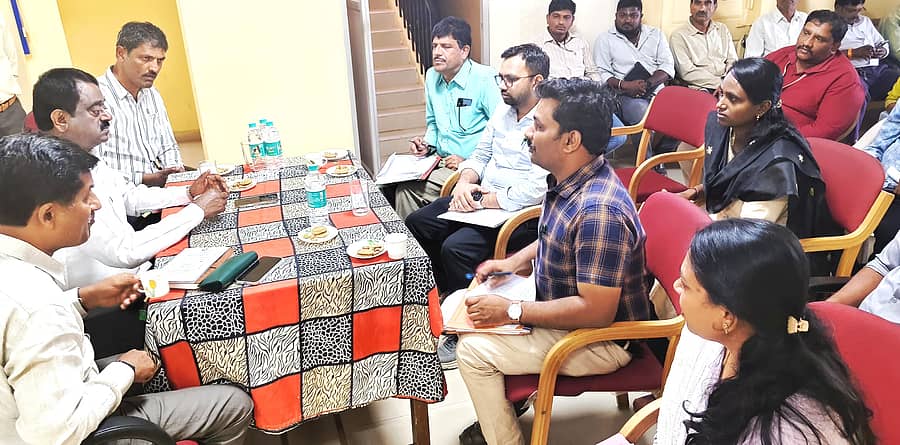 ಬಾಗಲಗುಂಟೆಯ ಬಿಡಬ್ಲ್ಯುಎಸ್ಎಸ್ಬಿ ಕಚೇರಿಯಲ್ಲಿ ಎಸ್. ಮುನಿರಾಜು ಅವರು ಅಧಿಕಾರಿಗಳೊಂದಿಗೆ ಸಭೆ ನಡೆಸಿದರು