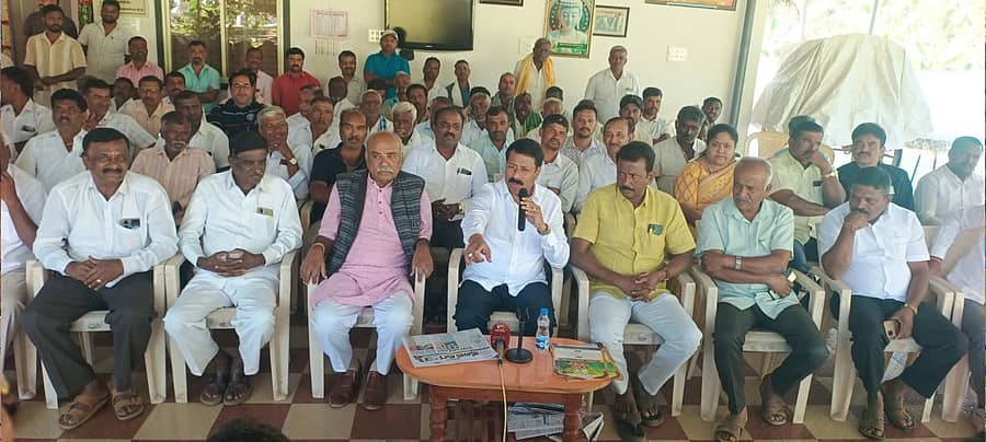 ತುರುವೇಕೆರೆಯಲ್ಲಿ ನಡೆದ ಬಿಜೆಪಿ ಕಾರ್ಯಕರ್ತರ ಸಭೆಯಲ್ಲಿ ಮಾಜಿ ಶಾಸಕ ಮಸಲಾ ಜಯರಾಂ ಮಾತನಾಡಿದರು