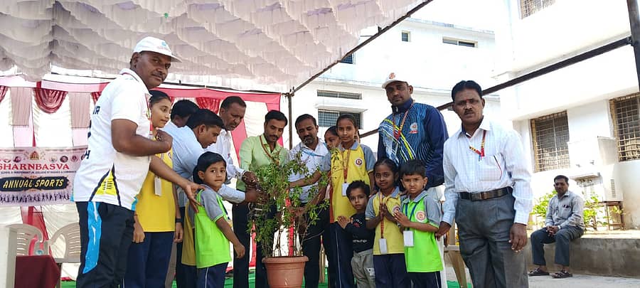 ಸುರಪುರದ ವೀರಪ್ಪ ನಿಷ್ಠಿ ಎಂಜಿನಿಯರಿಂಗ್ ಕಾಲೇಜಿನ ಆವರಣದಲ್ಲಿ ಎಸ್‍ಬಿಆರ್ ಶಾಲೆಯ 14 ನೇ ವಾರ್ಷಿಕ ಕ್ರೀಡೋತ್ಸವದ ಉದ್ಘಾಟನೆ ಜರುಗಿತು