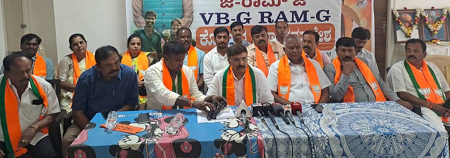 ಕೋಲಾರದಲ್ಲಿ ಶನಿವಾರ ಪತ್ರಿಕಾಗೋಷ್ಠಿಯಲ್ಲಿ ವಿಧಾನ ಪರಿಷತ್ ಸದಸ್ಯ ಬಿಜೆಪಿಯ ಕೇಶವ ಪ್ರಸಾದ್ ಮಾತನಾಡಿದರು