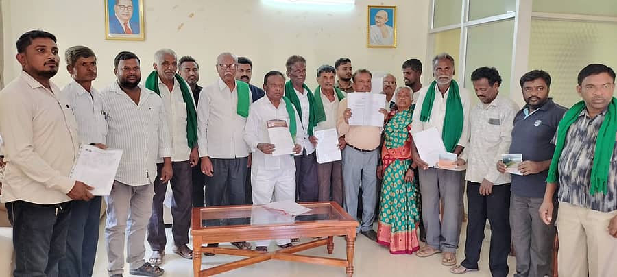 ವಿಜಯಪುರದ ಪ್ರವಾಸಿಮಂದಿರದಲ್ಲಿ ಸುದ್ದಿಗೋಷ್ಠಿ ನಡೆಸಿದ ಅಕ್ಕೇನಹಳ್ಳಿ-ಮಲ್ಲೇನಹಳ್ಳಿ ಗ್ರಾಮಸ್ಥರು ಹಾಗೂ ಹೋರಾಟಗಾರರು