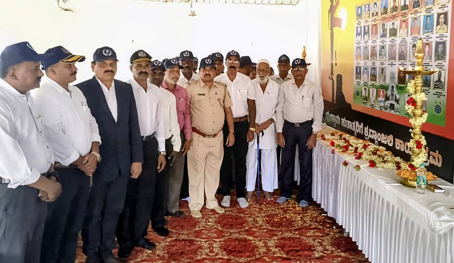 ಕುಶಾಲನಗರದಲ್ಲಿ ಅರೆಸೇನಾಪಡೆ ಮಾಜಿ ಯೋಧರ ಒಕ್ಕೂಟದಿಂದ ಏರ್ಪಡಿಸಿದ್ದ ಕಾರ್ಯಕ್ರಮದಲ್ಲಿ ಪುಲ್ವಾಮಾ ಹುತಾತ್ಮ ಸೈನಿಕರ ಭಾವಚಿತ್ರಕ್ಕೆ ಪುಷ್ಪನಮನ ಸಲ್ಲಿಸಲಾಯಿತು