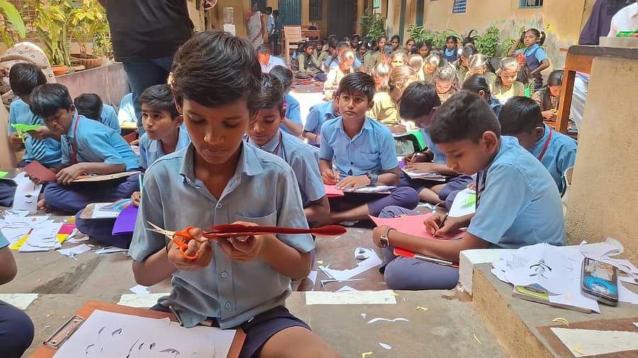 ರಾಯಚೂರಿನ ಸ್ಟೇಷನ್ ಬಜಾರ್ ಶಾಲೆಯಲ್ಲಿ ಶನಿವಾರ ಹಮ್ಮಿಕೊಂಡಿದ್ದ ಜನಪದ ಕಾಗದ ಕತ್ತರಿ ಕಲೆಯ ಪ್ರಾತ್ಯಕ್ಷಿಕೆ ಕಾರ್ಯಕ್ರಮದಲ್ಲಿ ವಿದ್ಯಾರ್ಥಿಗಳು ಕಾಗದವನ್ನು ಕತ್ತರಿಯ ಮೂಲಕ ಕತ್ತರಿಸಿದರು