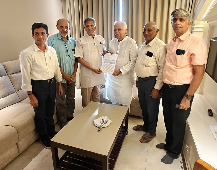 ಶಿರಸಿಯಲ್ಲಿ ಬೇಡ್ತಿ-ಅಘನಾಶಿನಿ ಕೊಳ್ಳ ಸಂರಕ್ಷಣಾ ಸಮಿತಿ ಸದಸ್ಯರು ಶಾಸಕ ಆರ್.ವಿ.ದೇಶಪಾಂಡೆಗೆ ಅವರಿಗೆ ಮನವಿ ನೀಡಿದರು. 