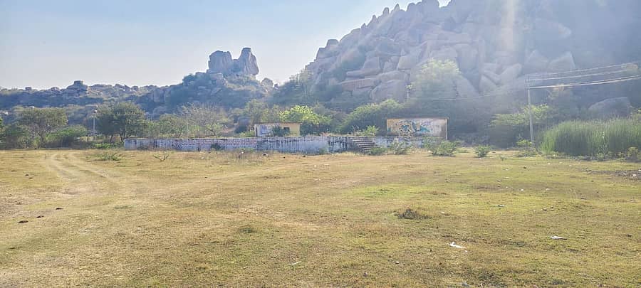 ಆನೆಗೊಂದಿ ಉತ್ಸವದ ವೇದಿಕೆ ಪಾಳು ಬಿದ್ದಿರುವುದು