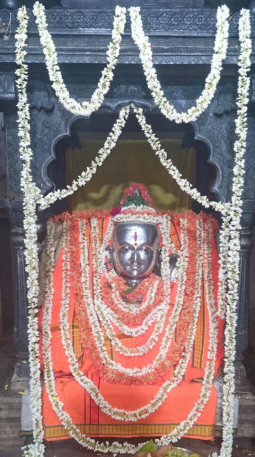 ಚಾಮರಾಜನಗರದಲ್ಲಿರುವ ಪ್ರಸಿದ್ಧ ಚಾಮರಾಜೇಶ್ವರನ ದೇವಸ್ಥಾನದಲ್ಲಿ ದೇವರಿಗೆ ಬಗೆಬಗೆಯ ಹೂಗಳಿಂದ ವಿಶೇಷ ಅಲಂಕಾರ ಮಾಡಿರುವುದು