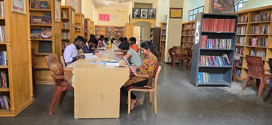 ಯಾದಗಿರಿ ನಗರದ ಜಿಲ್ಲಾ ಕೇಂದ್ರ ಗ್ರಂಥಾಲಯದಲ್ಲಿ ಓದುವಲ್ಲಿ ನಿರತವಾದ ಓದುಗರು