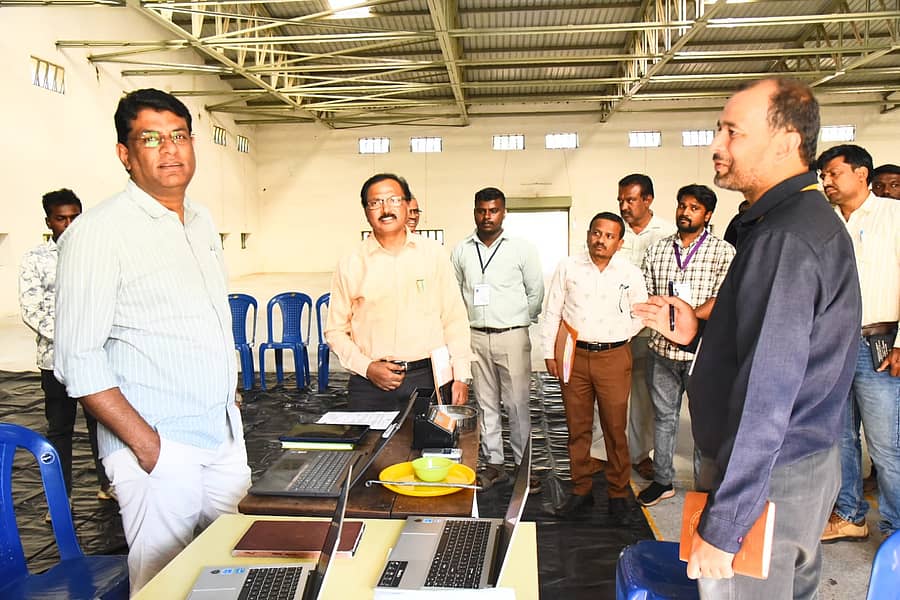 ವರದಹಳ್ಳಿಯ ಕರ್ನಾಟಕ ಆಹಾರ ಮತ್ತು ನಾಗರಿಕ ಸರಬರಾಜು ನಿಗಮ ನಿಯಮಿತದ ರಾಗಿ ಖರೀದಿ ಕೇಂದ್ರಕ್ಕೆ ಭೇಟಿ ನೀಡಿ ಅಲ್ಲಿನ ಸಿದ್ಧತೆಗಳನ್ನು ಜಿಲ್ಲಾಧಿಕಾರಿ ಪ್ರಭು ಪರಿಶೀಲಿಸಿದರು 