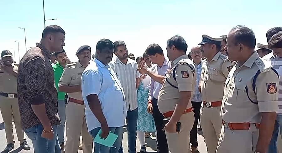 ಹೊಸಕೋಟೆ ತಾಲ್ಲೂಕಿನ ಎಂ.ಸತ್ಯವಾರ ಬಳಿ ಸಂಭವಿಸಿದ ಭೀಕರ ಸರಣಿ ಅಪಘಾತ ಸ್ಥಳದಲ್ಲಿ ಪೊಲೀಸರ ನೇತೃತ್ವದಲ್ಲಿ ವಿವಿಧ ಇಲಾಖೆ ಅಧಿಕಾರಿಗಳು ಶನಿವಾರ ಜಂಟಿ ಸಮೀಕ್ಷೆ ನಡೆಸಿದರು