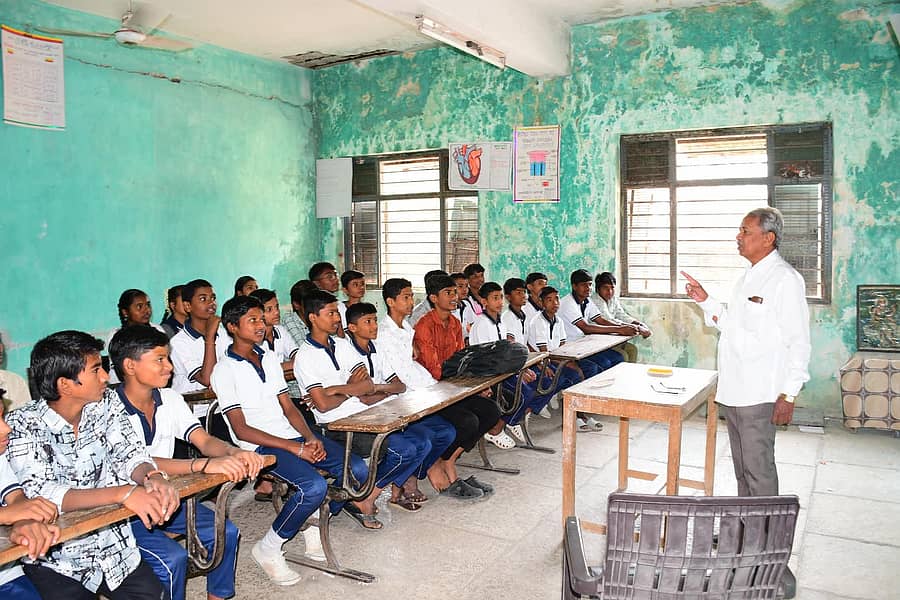 ಕಲಬುರಗಿಯ ಸರ್ಕಾರಿ ಕಿರಿಯ ತಾಂತ್ರಿಕ ಶಾಲೆಯ ಶಿಥಿಲಾವಸ್ಥೆಯಲ್ಲಿರುವ ಕೊಠಡಿಯಲ್ಲಿ ಉಪನ್ಯಾಸ ಆಲಿಸುತ್ತಿರುವ ವಿದ್ಯಾರ್ಥಿಗಳು