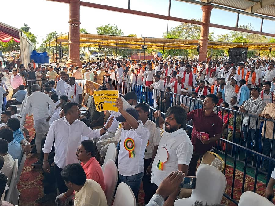 <div class="paragraphs"><p>ಡಿ.ಕೆ.ಶಿವಕುಮಾರ್‌ಗೆ ಕಪ್ಪು ಬಟ್ಟೆ ಪ್ರದರ್ಶನ</p></div>