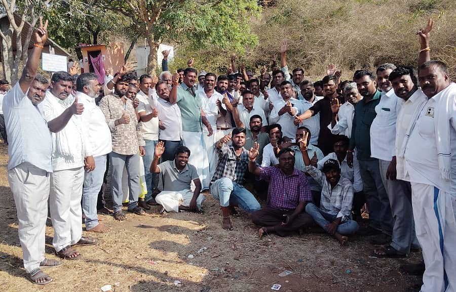 <div class="paragraphs"><p>ಗುಂಡ್ಲುಪೇಟೆ ತಾಲ್ಲೂಕಿನ ಶ್ರೀಪಾರ್ವತಂಬ ದೇವಾಲಯದ ಹತ್ತಿರವಿರುವ ಗದ್ದಿಗಲ್ಲು ಶ್ರೀ ಕ್ಷೇತ್ರದಲ್ಲಿ ಮಾದಿಗ ಸಮುದಾಯದ ಮುಖಂಡರು ಸಭೆ ನಡೆಸಿದರು.</p></div>