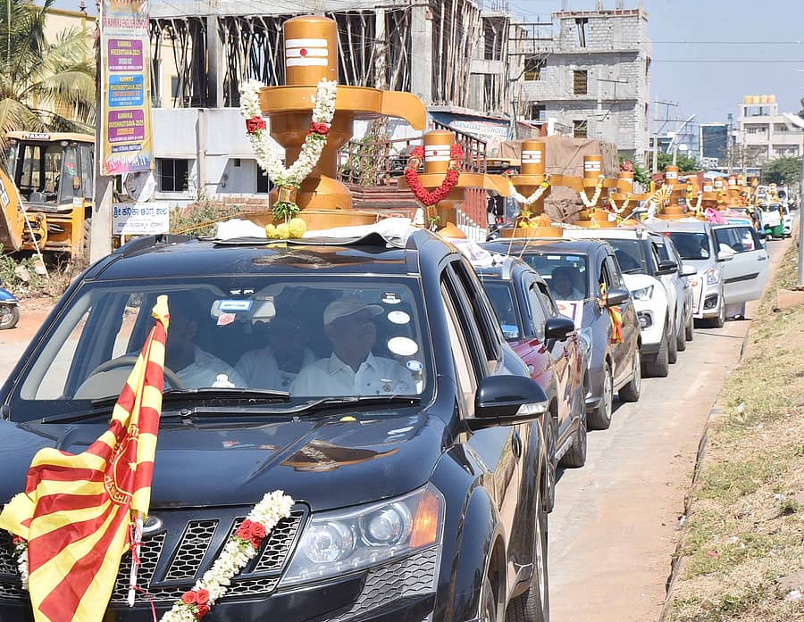 ತುಮಕೂರಿನಲ್ಲಿ ಶನಿವಾರ ಬ್ರಹ್ಮಕುಮಾರಿ ಈಶ್ವರೀಯ ವಿಶ್ವವಿದ್ಯಾಲಯದಿಂದ 21 ಜ್ಯೋತಿರ್ಲಿಂಗಗಳ ಮೆರವಣಿಗೆ ನಡೆಯಿತು