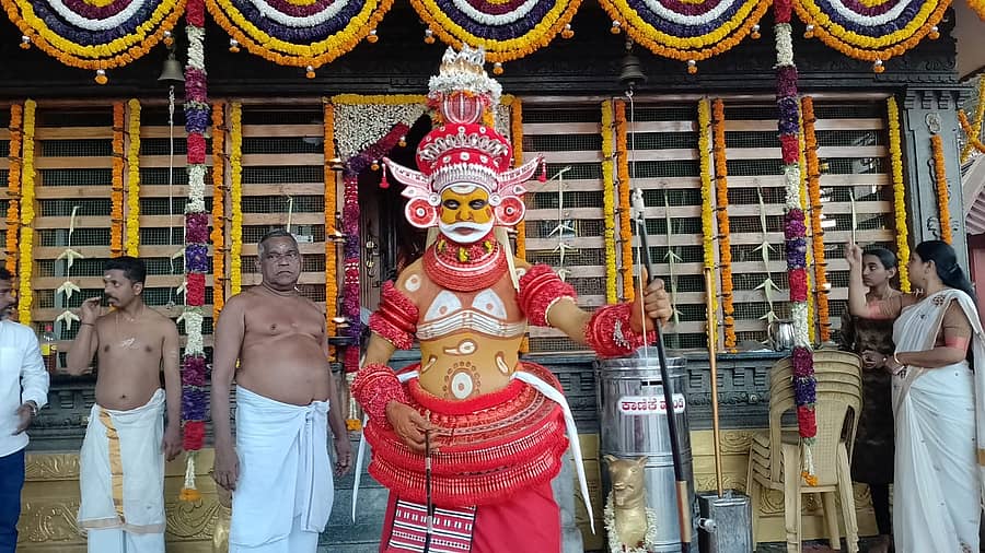 ಕುಶಾಲನಗರದ ಯೋಗಾನಂದ ಬಡಾವಣೆ ಕಾವೇರಿ ನದಿಯ ದಂಡೆಯಲ್ಲಿ ನೆಲೆ ನಿಂತಿರುವ ಮುತ್ತಪ್ಪ ಸ್ವಾಮಿ ದೇವಾಲಯದಲ್ಲಿ ಶನಿವಾರ ಮುತ್ತಪ್ಪಸ್ವಾಮಿ ತೆರೆ ಮಹೋತ್ಸವ ಶ್ರದ್ಧಾಭಕ್ತಿಯಿಂದ ನಡೆಯಿತು