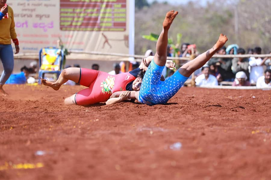 <div class="paragraphs"><p>ಹಂಪಿ ಉತ್ಸವದಲ್ಲಿ ನಡೆದ ಕುಸ್ತಿ ಪಂದ್ಯದಲ್ಲಿ ಒಂದು ರೋಚಕ ಕ್ಷಣ–‍</p></div>