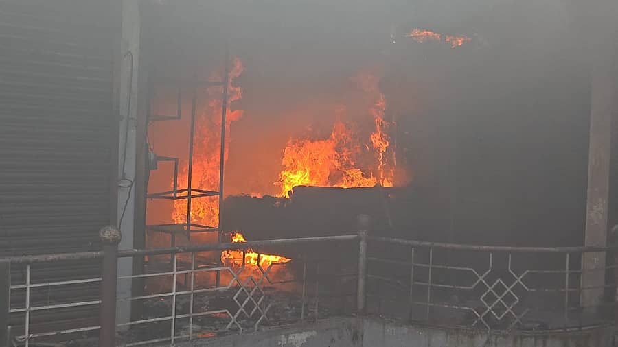 ಅಂಗಡಿಯಲ್ಲಿ ಕಾಣಿಸಿಕೊಂಡ ಬೆಂಕಿ ಜ್ವಾಲೆ