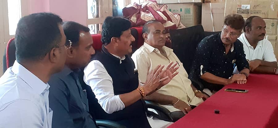 ಸಾಗರದ ಮಾರಿಕಾಂಬಾ ದೇವಸ್ಥಾನದಲ್ಲಿ ಭಾನುವಾರ ಶಾಸಕ ಗೋಪಾಲಕೃಷ್ಣ ಬೇಳೂರು ಅಧ್ಯಕ್ಷತೆಯಲ್ಲಿ ದೇವಸ್ಥಾನದ ಸಮಿತಿಯ ಪ್ರಮುಖರ, ಅಧಿಕಾರಿಗಳ ಸಮಾಲೋಚನಾ ಸಭೆ ನಡೆಯಿತು.