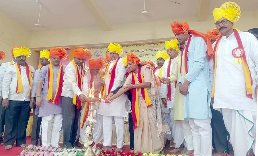 ತೇರದಾಳದಲ್ಲಿ ಭಾನುವಾರ ಆಯೋಜಿಸಿದ್ದ ಬಾಗಲಕೋಟೆ ಜಿಲ್ಲಾ ದ್ವಿತೀಯ ಜಾನಪದ ಸಮ್ಮೇಳನವನ್ನು ಗಣ್ಯರು ಉದ್ಘಾಟಿಸಿದರು