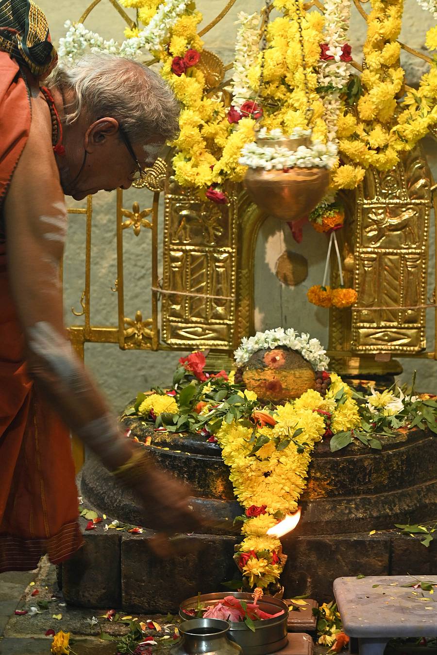 ಚಿಕ್ಕಮಗಳೂರಿನ ಅರವಿಂದನಗರದ ಸೋಮೇಶ್ವರ ದೇಗುಲದಲ್ಲಿ ಶಿವನ ಪೂಜೆ ಭಾನುವಾರ ನಡೆಯಿತು