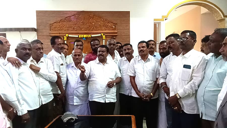 <div class="paragraphs"><p> ಹೇಮಾವತಿ ಸಹಕಾರ ಸಕ್ಕರೆ ಕಾರ್ಖಾನೆ ನಿರ್ದೇಶಕ ಸ್ಥಾನಕ್ಕೆ ನಡೆಯುವ ಚುನಾವಣೆಗೆ ನುಗ್ಗೇಹಳ್ಳಿ ಹೋಬಳಿ ಜೆಡಿಎಸ್ ಬೆಂಬಲಿತ ಅಭ್ಯರ್ಥಿಯಾಗಿ ಎಚ್ ಬಿ ರಂಗಸ್ವಾಮಿ ( ಅಣ್ಣಯ್ಯ) ಅವರನ್ನು ಶಾಸಕ ಸಿಎನ್ ಬಾಲಕೃಷ್ಣ ಅವರ ನೇತೃತ್ವದಲ್ಲಿ ನಡೆದ ಸಭೆಯಲ್ಲಿ ಒಮ್ಮತದ ಅಭ್ಯರ್ಥಿಯಾಗಿ ಆಯ್ಕೆ ಮಾಡಲಾಯಿತು</p></div>