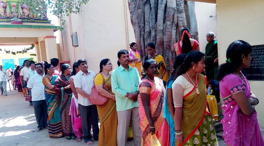 <div class="paragraphs"><p>ಮಾಲೂರು ನಗರದ ಶಂಕರ ನಾರಾಯಣಸ್ವಾಮಿ ದೇಗುಲದಲ್ಲಿ ಭಕ್ತರು ಸರತಿ ಸಾಲಿನಲ್ಲಿ ನಿಂತು ಸ್ವಾಮಿಯ ದರ್ಶನ ಪಡೆದರು&nbsp; </p></div>