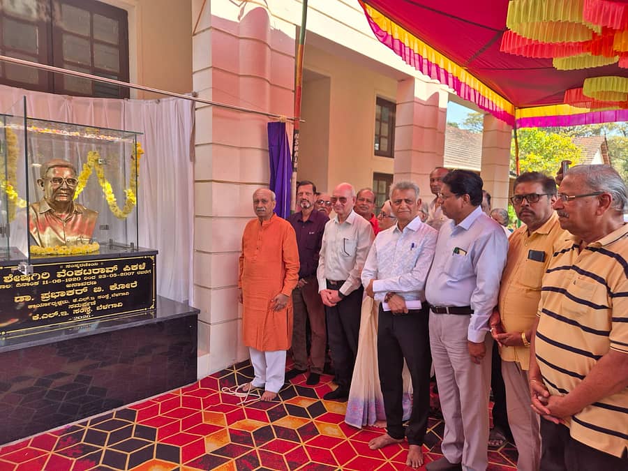 <div class="paragraphs"><p>ಅಂಕೋಲಾ ಪಟ್ಟಣದ ಕೆಎಲ್ಇ ಸಂಸ್ಥೆಯಲ್ಲಿ ಶಿಕ್ಷಣ ತಜ್ಞ ಶೇಷಗಿರಿ ಪಿಕಳೆಯವರ ಕಂಚಿನ ಪುತ್ತಳಿಯನ್ನು ಡಾ.ಪ್ರಭಾಕರ ಕೋರೆ ಅನಾವರಣಗೊಳಿಸಿದರು.</p></div>