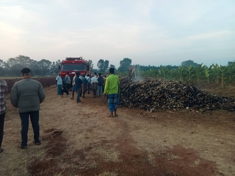 ಲಕ್ಷ್ಮಿಸಾಗರ ಗ್ರಾಮದಲ್ಲಿ ಮೆಕ್ಕೆಜೋಳದ ತೆನೆ ರಾಶಿಗೆ ಬೆಂಕಿ ಬಿದ್ದು ಕರಕಲಾಗಿರುವುದು