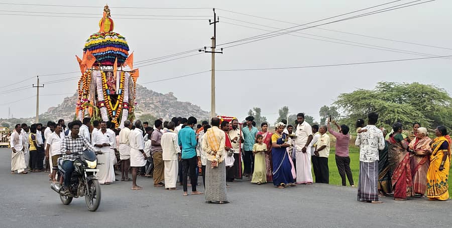ತೆಕ್ಕಲಕೋಟೆ ಸಮೀಪದ ಹಳೇಕೋಟೆ ಗ್ರಾಮದ ಮಾರೆಮ್ಮ ದೇವಿಯ ಜಾತ್ರಾ ಮಹೋತ್ಸವವು ಅದ್ದೂರಿಯಾಗಿ ಜರುಗಿತು