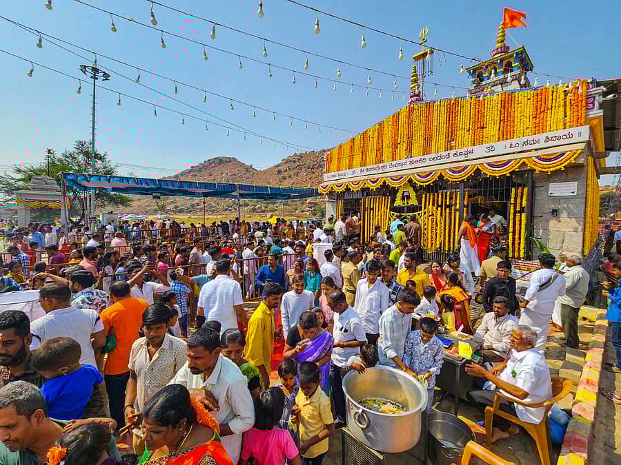 ಕೊಪ್ಪಳದ ಹುಲಿಕೆರೆ ಬಳಿಯಿರುವ ಶಿವರಾತ್ರೇಶ್ವರ ದೇವಸ್ಥಾನದಲ್ಲಿ ಭಾನುವಾರ ಸೇರಿದ್ದ ಜನ