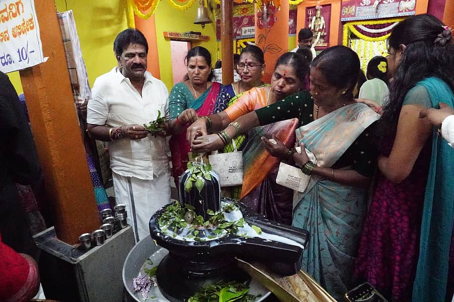 ಹಾಸನದ ಮಲ್ಲೇಶ್ವರ ದೇವಸ್ಥಾನದಲ್ಲಿ ಶಿವಲಿಂಗಕ್ಕೆ ಭಕ್ತರು ಹಾಲಿನ ಅಭಿಷೇಕ ನೆರವೇರಿಸಿದರು